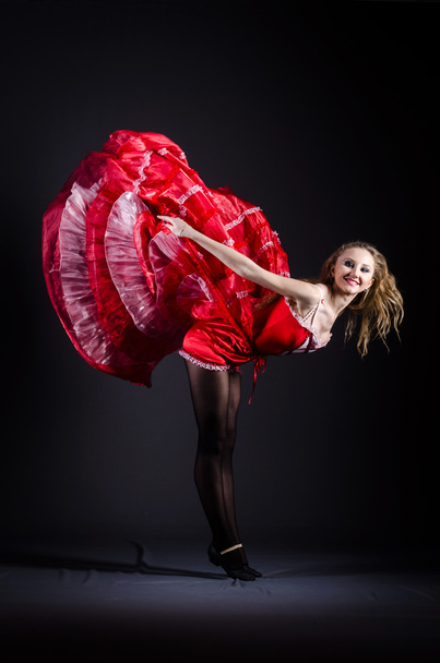 dziewczynka w czerwonej sukience taniec taniec - Zdjęcie, obraz