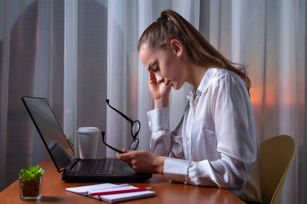 Mulher de negócios cansada com dor de cabeça sentindo-se doente, infeliz durante
  - Foto, Imagem