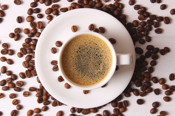 木製の背景に香り高いコーヒーとコーヒー豆のカップ。最上階だ。コーヒードリンク - 写真・画像