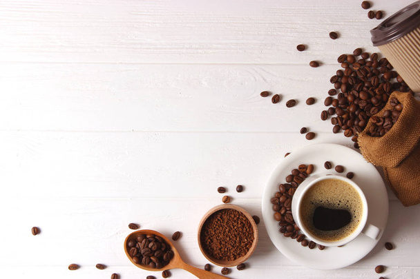 コーヒー豆とコーヒーのクローズアップ香り高いコーヒーコーヒー飲料 - 写真・画像