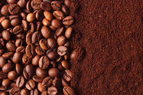 kávébab és őrölt kávé közelkép, aromás kávé, kávéitalok - Fotó, kép