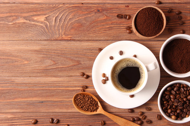 κόκκοι καφέ και αλεσμένος καφές κοντά, αρωματικός καφές, ροφήματα καφέ - Φωτογραφία, εικόνα