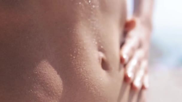 Close-up mooie sexy jonge womanin witte bikini staande op het strand witte bikini, slanke damesfiguur op het strand met hemel en zee achtergrond. - Video