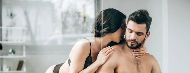 plan panoramique de femme sexy en sous-vêtements embrasser cou de bel homme torse nu
  - Photo, image