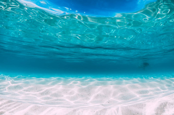 Océano azul tropical con arena blanca bajo el agua en Hawaii
 - Foto, Imagen