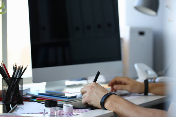 Tervező férfi kar tartsa projekten dolgozó grafikus pad toll - Fotó, kép