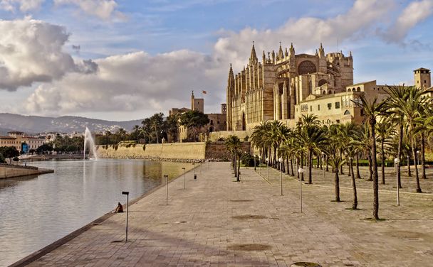 Τον καθεδρικό ναό της Πάλμα, λίμνη με το συντριβάνι, όμορφο μπλε ουρανό, σύννεφα, Φοίνικας δέντρα, Μαγιόρκα, Ισπανία. - Φωτογραφία, εικόνα