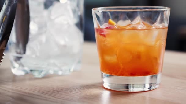 Disfrute de refrescante tequila amanecer bebida larga en el bar
 - Metraje, vídeo