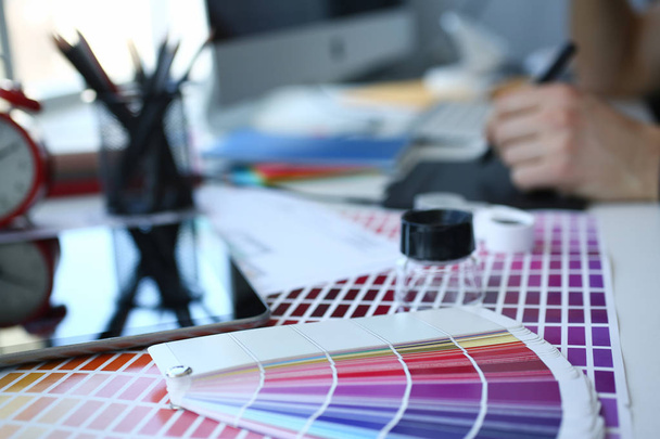 Δοκιμαστική σελίδα χαρτιού εκτύπωσης με χρώμα δοκιμή σχεδιασμός fantail και μεγεθυντικό φακό - Φωτογραφία, εικόνα