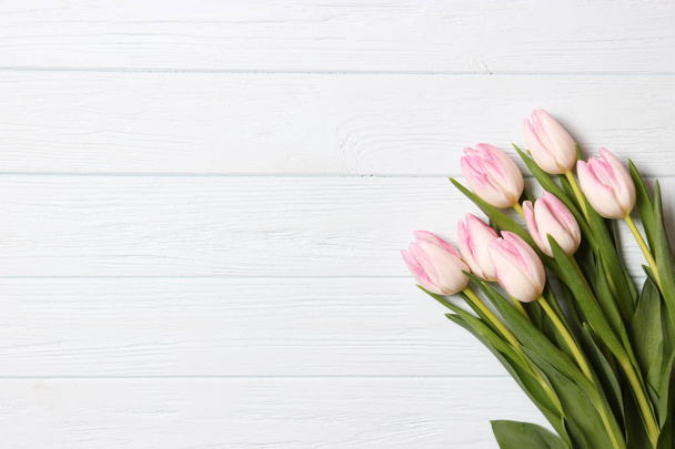 Egy csokor tulipán egy fa háttér tetején nézet. Tavaszi háttér Anyák napja, Nemzetközi Nőnap, Születésnap. - Fotó, kép