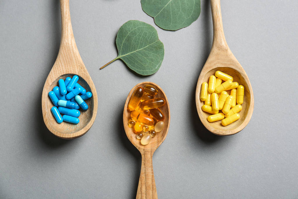 Kanál a különböző növényi alapú tabletták a szürke háttér - Fotó, kép