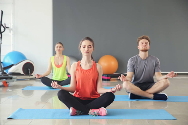 Grupę osób praktykujących jogę w siłowni - Zdjęcie, obraz