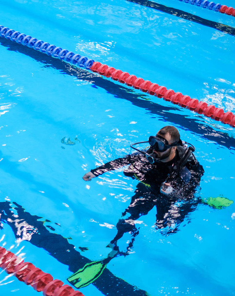 Scuba diver az ember a medence képzés - Fotó, kép