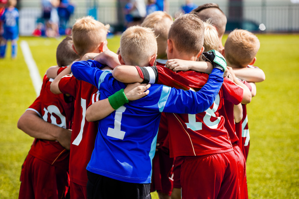 Teamsporten voor kinderen. Kinderen sport voetbalteam. Coach Motivat - Foto, afbeelding