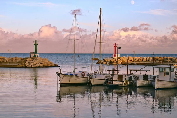 Cala Bona Port, halászhajók, gondolatok, a felhős ég, a Hold, Mallorca, Spanyolország. - Fotó, kép