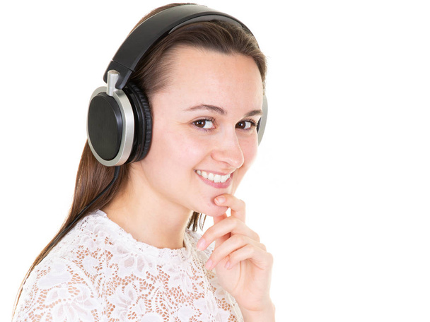 Šťastná mladá žena relaxovat, poslouchat hudbu přes sluchátka - Fotografie, Obrázek