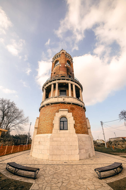 A Millennium Tower ismert Gardos torony Zemun megye Belgrád a főváros Szerbia. a kilátó vissza a torony felhős ég a háttérben - Fotó, kép