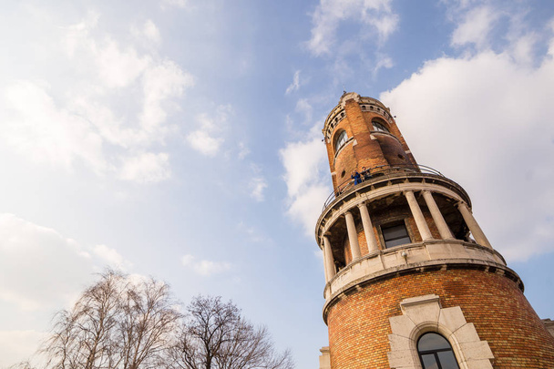 A torre do milênio conhecida como torre de Gardos no condado de Zemun de Belgrado a capital de Serbia.A vista da parte traseira da torre com céu nublado no fundo
 - Foto, Imagem