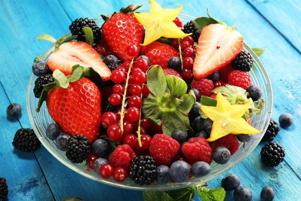 saláta, friss gyümölcsök és bogyók. egészséges tavaszi gyümölcssaláta  - Fotó, kép