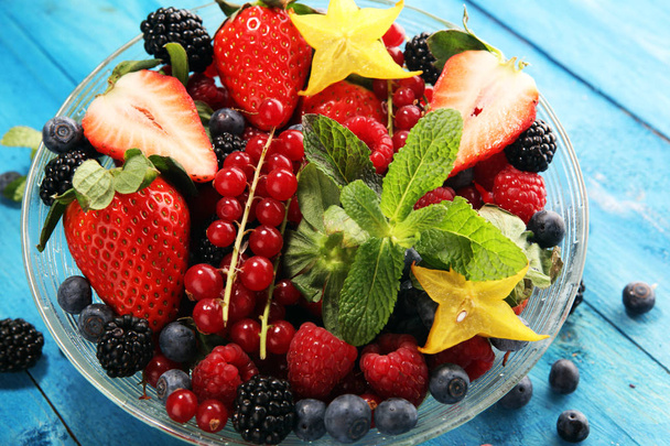 Sałatka ze świeżych owoców i jagód. sałatka owocowa wiosna zdrowy  - Zdjęcie, obraz