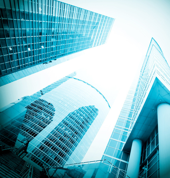 niski kąt widzenia na niebieski nowoczesny szklany skyscraprs - Zdjęcie, obraz