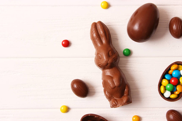 Paskalya kompozisyonu çikolatalı yumurtalar ve ahşap arka planda çikolatalı tavşan, mesaj için yer  - Fotoğraf, Görsel