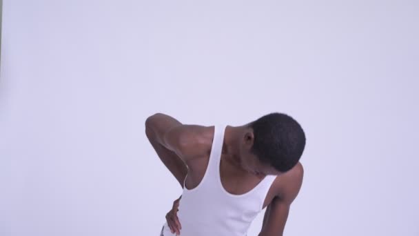 Jovem estressado homem africano tendo dor nas costas
 - Filmagem, Vídeo