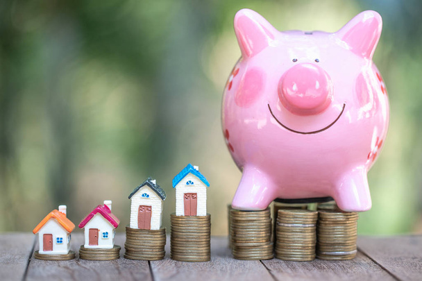 Piggy bank, concept van het besparen van geld voor huis, sparen geld voor - Foto, afbeelding