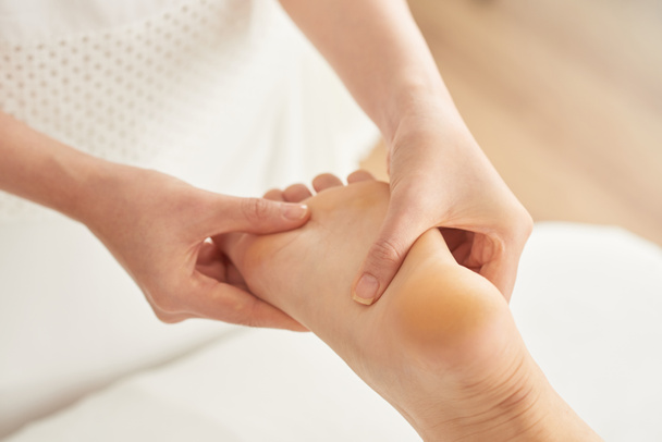 Žena dává odlehčení nohy masáž ve spa salonu - Fotografie, Obrázek