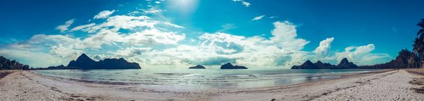 Relaksujący seascape tropikalny raj plaża z białym piaskiem i wyspa na morzu. - Zdjęcie, obraz