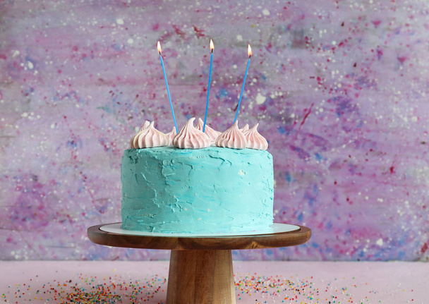 Sabroso pastel de cumpleaños en la mesa contra el fondo de color
 - Foto, imagen