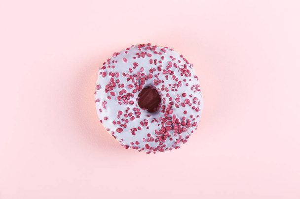 Minimal composition in vibrant colors with bright glaze donuts. - 写真・画像