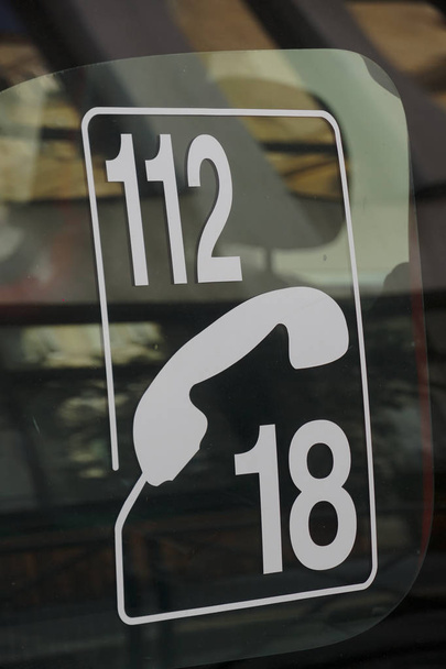 französische Rufnummernsymbole: europäische Notrufnummer 112 und Feuerwehrnummer 18 - Foto, Bild