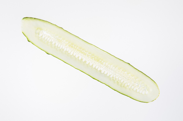 φέτα φρέσκο πράσινο αγγούρι σε γκρίζο φόντο - Φωτογραφία, εικόνα