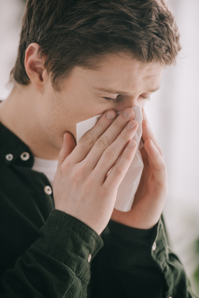 az ember, hogy allergia, és tüsszögés, szövet, csukott szemmel otthon közelről - Fotó, kép