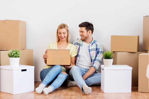 casal feliz com caixas se movendo para nova casa - Foto, Imagem