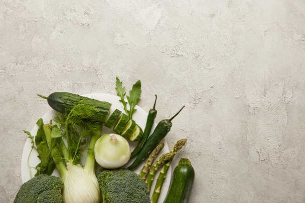 Felülnézet, friss zöldségek, a szürke szövet felszín - Fotó, kép