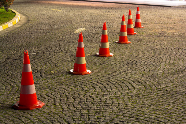 cones de estrada no pavimento antes de entrar em algum lugar
 - Foto, Imagem