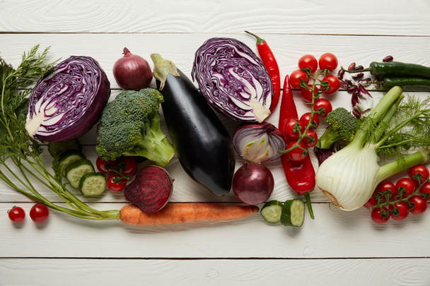 Vista superior de verduras frescas en superficie de madera texturizada
 - Foto, Imagen