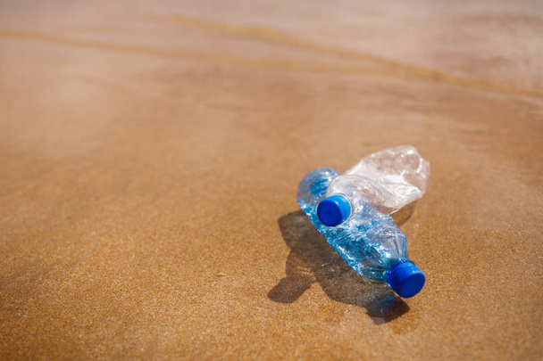 elpazarolt műanyag palackok a strandon - Fotó, kép
