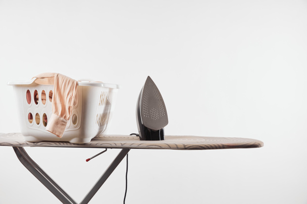 Ütü masası, çamaşır sepeti ve beyaz üzerinde izole demir - Fotoğraf, Görsel