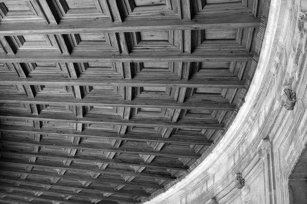 Plafond en bois du patio circulaire du Palais de Carlos V de l'Alhambra, en noir et blanc
 - Photo, image
