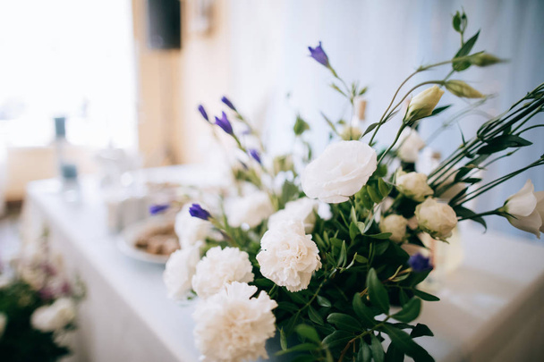 Γάμος διακόσμηση τραπεζιού με λευκά λουλούδια  - Φωτογραφία, εικόνα