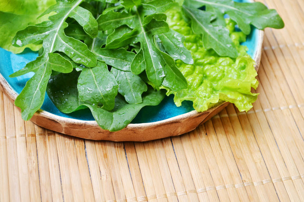 Nyári zöldségek spenót sült saláta kitûnõ saláta kék lemez fa felületre - Fotó, kép