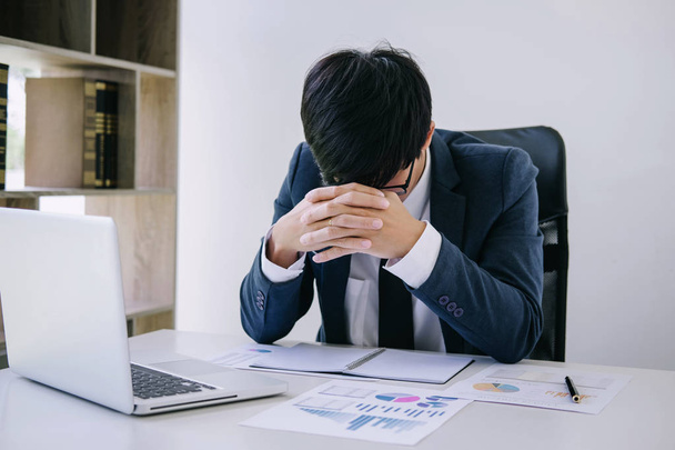 Empresario deprimido y agotado, hombre de negocios en su escritorio fru
 - Foto, Imagen