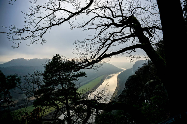 Parco nazionale della Svizzera sassone - La Svizzera boema circonda il fiume Elba e Bastei. Un'attrazione turistica vicino a Dresda
. - Foto, immagini