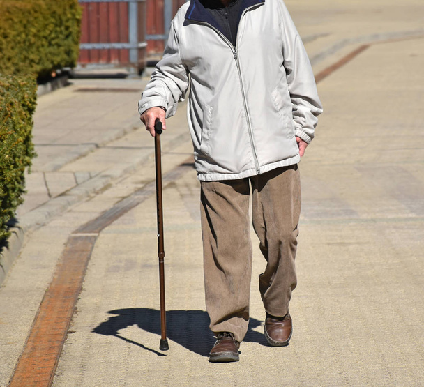 Vanha mies kävelee kadulla
 - Valokuva, kuva