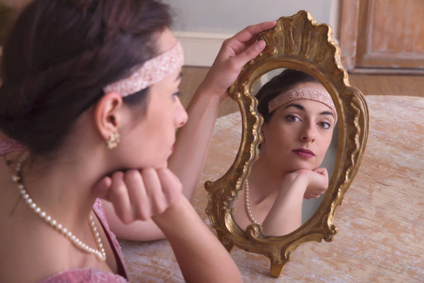1920s scene with mirror - Foto, immagini