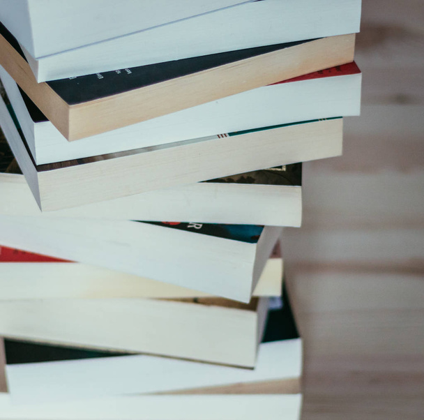 Literatura para el estudio: Montón de libros sobre tabla de madera
 - Foto, Imagen