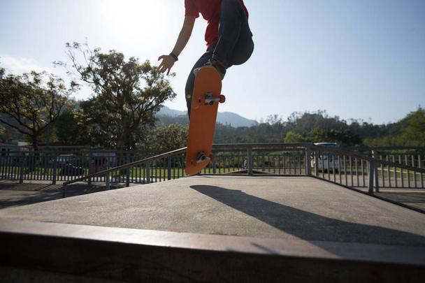 Skateboarder skateboarding at skate park ramp - Foto, Imagen